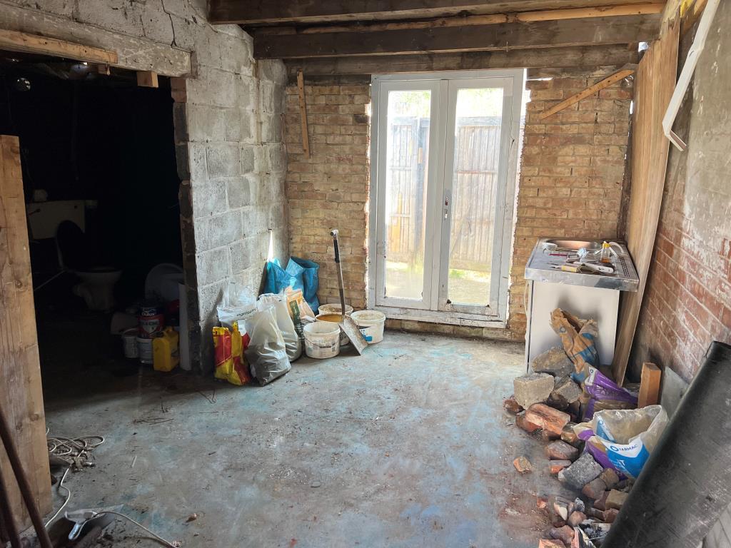 Lot: 149 - FREEHOLD FORMER COMMERCIAL BUILDING WITH CONSENT FOR CONVERSION - Living room of property